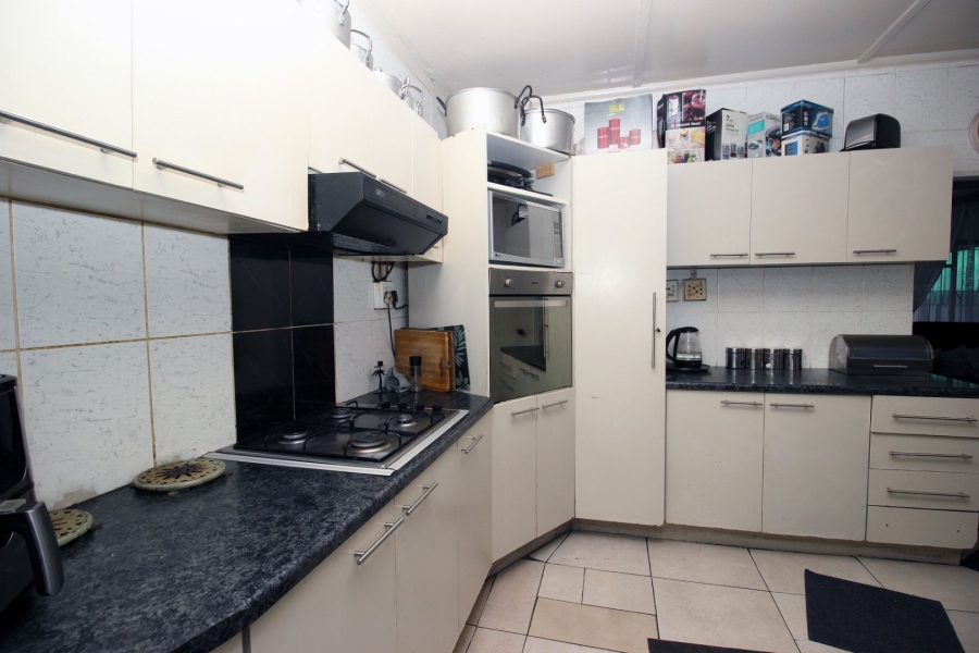 3 Bedroom Property for Sale in Silvertown Western Cape